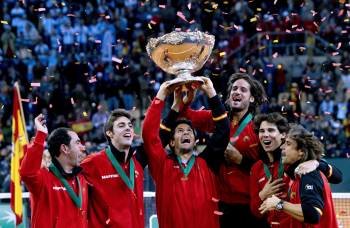 Jugadores y capitán del equipo español festejan la conquista de la quinta Ensaladera. (Foto: JULIO MUÑOZ)
