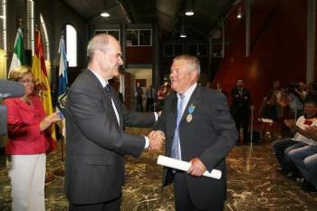 El vicepresidente Manuel Chaves entregó a Patrocinio Mora la Medalla al Mérito en el Trabajo. (Foto: ARCHIVO )