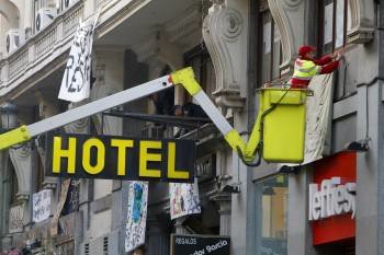 La Policía ha desalojado esta madrugada el Hotel Madrid y las viviendas aledañas al teatro Albeniz, ocupadas desde el pasado 15 de octubre por un grupo de 'indignados' (Foto: EFE)