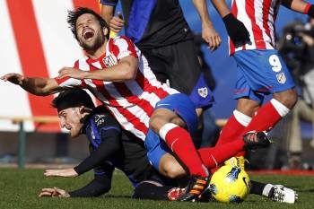 El brasileño del Atlético Diego Rivas cae encima de un defensor del Rayo Vallecano