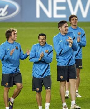 El jugador del Barcelona Pedro Rodríguez (2i) y tres jugadores del filial del conjunto azulgrana (Foto: EFE)