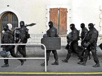 Policías franceses durante una operación contra ETA. (Foto: AGENCIAS)