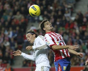 Özil disputa un balón con Canella. (Foto: ALBERTO MORANTE)