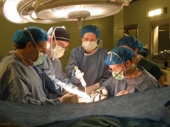 Un grupo de cirujanos, durante una operación de trasplante.
