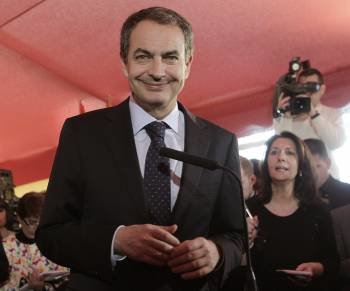 El presidente del Gobierno, José Luis Rodríguez Zapatero, durante las declaraciones a la prensa a su llegada esta mañana al Congreso de los Diputados para asistir al acto instituciona del Día de la Constitución