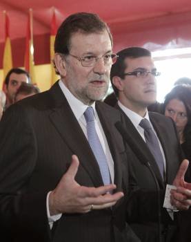 El próximo presidente del Gobierno, Mariano Rajoy, a su llegada al Congreso de los Diputados, en donde se celebra el Día de la Constitución y ha asegurado que España 'no renunciará de ninguna de las maneras' al compromiso por la contención del déficit (Fo