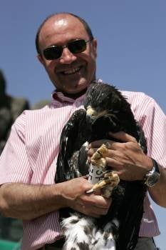 Tomás Merino con un polluelo. (Foto: MARCOS ATRIO)
