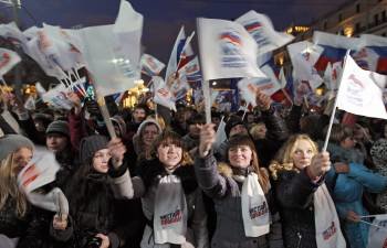 Grupos de simpatizantes del partido 'Rusia Unida' celebran los resultados electorales del domingo. (Foto: YURI KOCHETKOV)