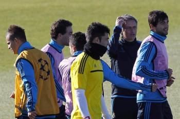 Mourinho, ayer en Valdebebas junto a sus futbolistas. (Foto: JAVIER LIZÓN)