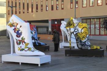 Un grupo de los zapatos gigantes que componen la exposición, en Elda, Alicante.  (Foto: ALMUDENA GARCÍA )