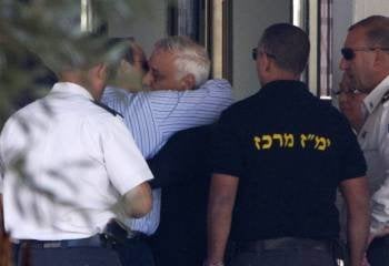 El expresidente israelí Moshé Katsav (c) abraza a uno de sus hijos antes de entrar en la prisión en Ramle, a las afueras de Tel Aviv (Israel)  (Foto: EFE)