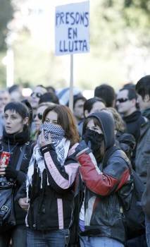 Algunos grupos de los funcionarios de prisiones que se han manifestado esta mañana en Barcelona en contra de los recortes (Foto: EFE)