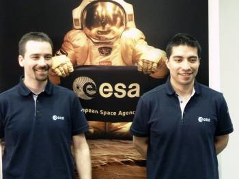  Fotografía facilitada por la Agencia Espacial Europea de los astronautas el ingeniero italo-colombiano Diego Urbina (d) y el francés Romain Charles (i).