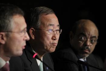  El primer ministro noruego, Jens Stoltenberg (izq), el secretario general de la ONU, Ban Ki-moon (c), y el primer ministro de Etiopia, Meles Zenawi, participan en un encuentro de alto nivel celebrado en el ámbito de la XVII Cumbre sobre Cambio Climático 