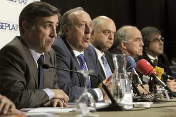El presidente del sindicato de pilotos de Iberia (Sepla-Iberia), Justo Peral (2i), en la rueda de prensa. (Foto: F.A)