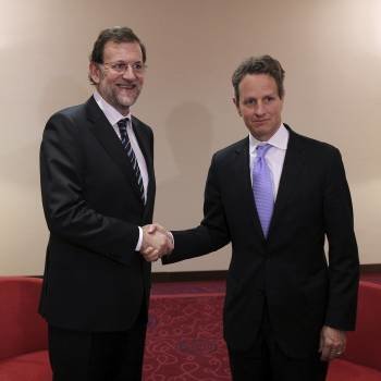 Mariano Rajoy con Timothy Geithner. (Foto: DIEGO CRESPO)