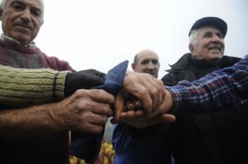 Un grupo de los jubilados dispuestos a ceder sus tierras en Arnoia. (Foto: MARTIÑO PINAL)