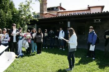 Un grupo de escolares, en el transcurso de una representación literaria en la Casa dos Poetas. (Foto: MARCOS ATRIO)