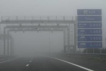 La autovía, envuelta en la niebla pero sin apenas circulación de vehículos en la mañana de ayer