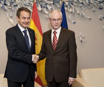 El jefe del Gobierno español, José Luis Rodríguez Zapatero (i), saluda al presidente del Consejo Europeo, Herman Van Rompuy (d), con quien se entrevistó poco antes de la reanudación hoy de la Cumbre de la UE en Bruselas (Foto: EFE)