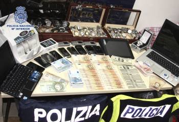 Fotografía facilitada por la Policía Nacional que, en una operación conjunta con la policía italiana, ha desarticulado un grupo de narcotraficantes dedicado a la recogida de cocaína de buques mercantes (Foto: EFE)
