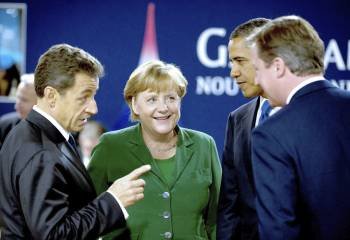 Angela Merkel conversando con Sarkozy y Obama (Foto: EFE)