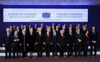 Los jefes de estado y de Gobierno de la Unión Europea posan para la foto de familia tras finalizar la cumbre de Bruselas. (Foto: DIRK WAEM)