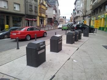 Contenedores soterrados en la calle Progreso de A Rúa. (Foto: LUIS BLANCO)