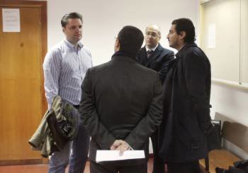 Duarte, a la izquierda, y Escribano, a la derecha, antes de prestar declaración ante el juez. (Foto: KIKO)