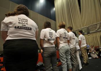 Un grupo de jóvenes canadienses, dando la espalda a la intervención de su primer ministro, en Durban. (Foto: M.B.)
