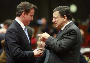 Cameron y Durao Barroso, durante la cumbre europea del pasado viernes en Bruselas.  (Foto: OLIVIER HOSLET)