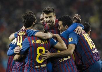 Los jugadores del Barcelona celebran el gol del chileno Alexis Sánchez, el tanto que suponía el 1-1. (Foto: EMILIO NARANJO)