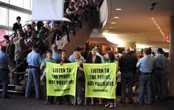 Activistas de Greenpeace, protestando ante la sala de plenos. (Foto: S. ROBINSON)