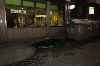 Restos de un depósito quemado en la calle Mercado, en donde resultó dañada una cafetería. (Foto: MIGUEL ÁNGEL)