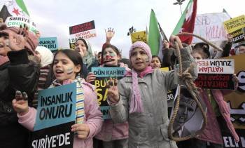 Manifestantes gritan consignas durante una protesta contra el régimen sirio de Al-Asad en Estambul. (Foto: TOLGA BOZOGLU)