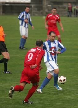Carballo conduce el balón ante un rival del Tomiño (Foto: MARCOS ATRIO)