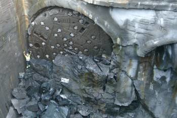 Tuneladora que excava el túnel de entrada del AVE a Vigo a su llegada a la ciudad el pasado mes