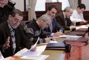 Los diputados electos de Amaiur Iñaki Antigüedad, Sabino Cuadra, Jon Iñarritu, Rafa Larreina (i. a d.), durante los trámites para recoger sus credenciales en el Congreso de los Diputados (Foto: EFE)