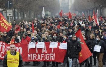 Miles de trabajadores del metal participan en una manifestación del sindicato de la Federación de Empleados de la Metalurgia (FIOM), en Turín (Italia).