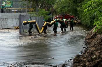 Trabajadores de la empresa Ecopetrol intentando controlar un derrame de petróleo del oleoducto Caño Limón Coveñas a seis kilómetros del casco urbano del municipio de Chinácota, departamento de Norte de Santander 