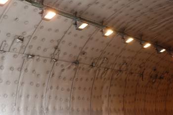 La humedad y las filtraciones subterráneas provocaron la rotura del revestimiento del túnel de Covas. (Foto: LUIS BLANCO)