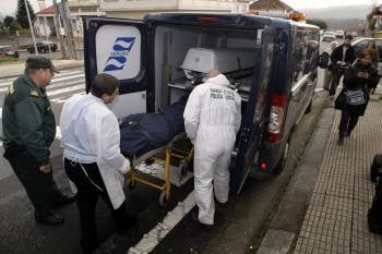 El cadáver de la mujer es introducido en un furgón del servicio judicial de la Guardia Civil (Foto: CABALAR)
