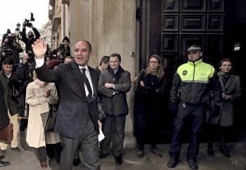 Francisco Camps saluda a su llegada al Tribunal de Justicia. (Foto: MANUEL BRUQUE)