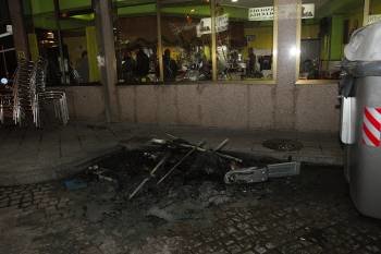Una de las quemas que los agentes atribuyen al arrestado sucedió en la calle Mercado el domingo, donde el fuego dañó la cafetería (Foto: MIGUEL ÁNGEL)