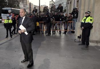 El expresidente de la Generalitat, Francisco Camps, a su llegada esta mañana al Tribunal Superior de Justicia de Valencia (Foto: EFE)