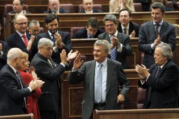 El diputado popular Jesús Posada (c) es aplaudido por sus compañeros tras ser elegido presidente del Congreso de los Diputados en la sesión constitutiva de la Cámara Baja de la X Legislatura. (Foto: EFE)