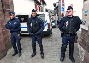 Agentes de la policía francesa en Saint Jean de Pied de Port (Francia), al sur de Francia, donde han detenido en su domicilio de esta localidad a los presuntos etarras  (Foto: EFE)