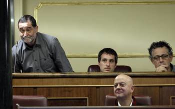 El diputado de Amaiur Iñaki Antigüedad promete por Imperativo legal su cargo durante la sesión constitutiva del Congreso de la X Legislatura (Foto: EFE)