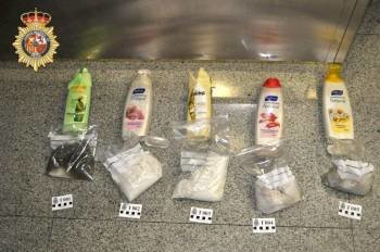 Fotografía facilitada por la Policía Nacional que ha detenido ha detenido en el aeropuerto de Bilbao a un vecino de Alicante que viajaba con 4.223 gramos de cocaína líquida distribuida en cinco botes de gel de baño  (Foto: EFE)