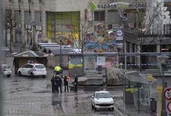 Agentes de policía custodian una entrada a la plaza de Saint-Lambert en Lieja. Cuatro personas han muerto y más de medio centenar han resultado heridas, siete de ellas graves.EFE/MARCEL 